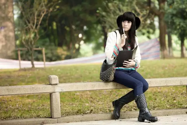 回婆家看望女兒,吃飯時發現五歲女兒怪怪的,得知原因我掀了桌子