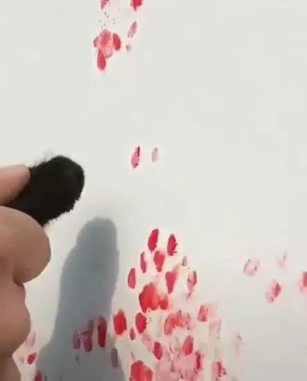 貓掌除了療愈還可以作畫!主人用腳印做出一幅「櫻花盛放圖」貓咪一臉厭世:到底好了沒