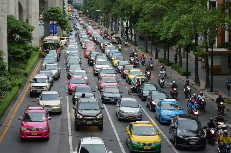 【內附影片!】全`裸躺馬路引起大塞車!女子神回應:「我在等待真愛!」