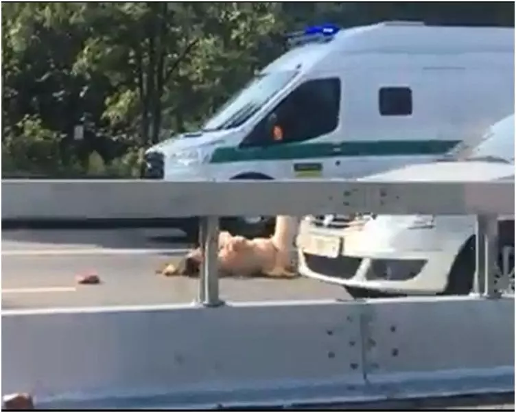 【內附影片!】全`裸躺馬路引起大塞車!女子神回應:「我在等待真愛!」