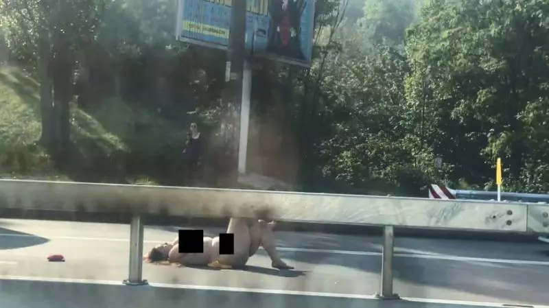 【內附影片!】全`裸躺馬路引起大塞車!女子神回應:「我在等待真愛!」