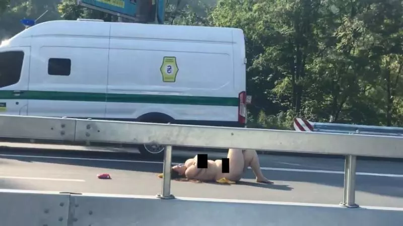 【內附影片!】全`裸躺馬路引起大塞車!女子神回應:「我在等待真愛!」