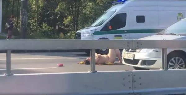 【內附影片!】全`裸躺馬路引起大塞車!女子神回應:「我在等待真愛!」