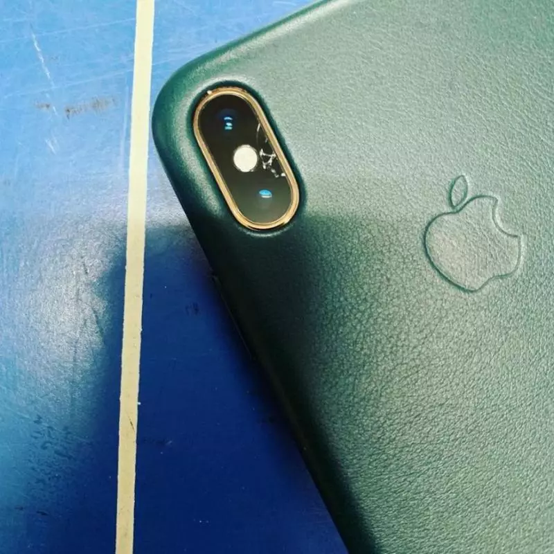 【 說好的全面保護呢?!】張棟樑的iPhone XS MAX「弱弱摔一下」就碎了! 網友:RM6700就這樣沒了!