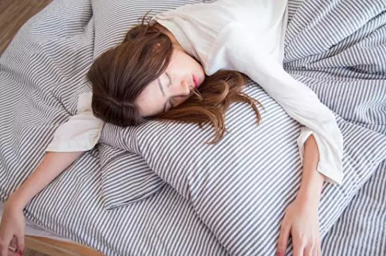 睡覺「抖一下」驚醒是為什麼? 醫生表示:不是做夢!