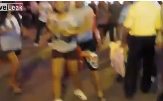 上街狩獵...挑妹子秒被爆頭!路人都不敢勸架:根本專業格鬥片!(片)