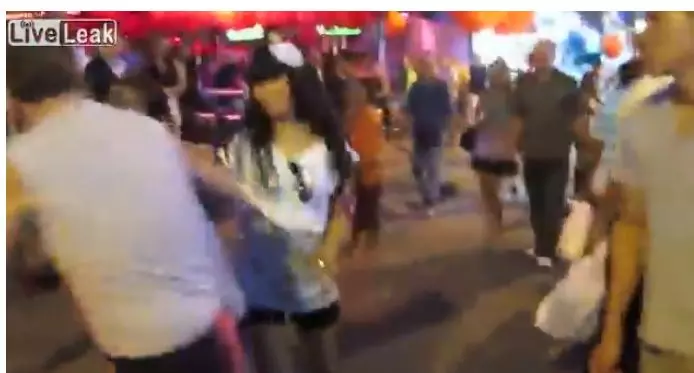 上街狩獵...挑妹子秒被爆頭!路人都不敢勸架:根本專業格鬥片!(片)