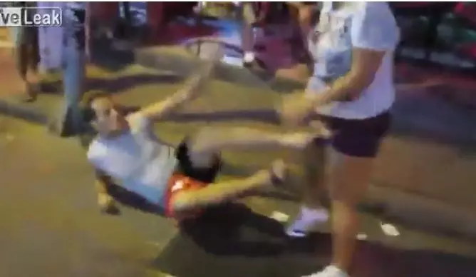 上街狩獵...挑妹子秒被爆頭!路人都不敢勸架:根本專業格鬥片!(片)