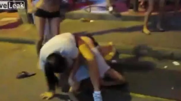 上街狩獵...挑妹子秒被爆頭!路人都不敢勸架:根本專業格鬥片!(片)