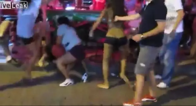 上街狩獵...挑妹子秒被爆頭!路人都不敢勸架:根本專業格鬥片!(片)