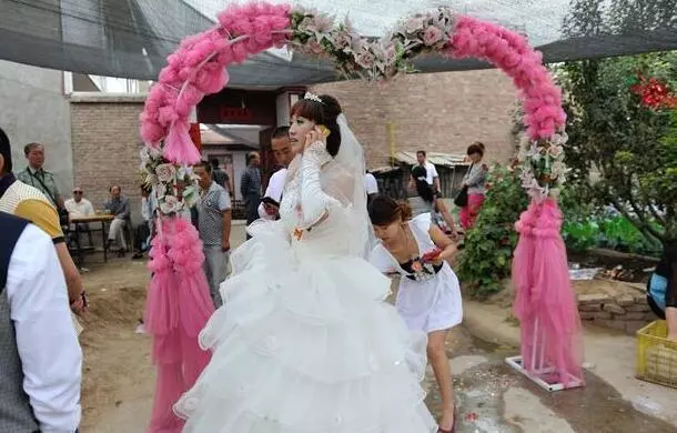 小舅子結婚, 我和老婆商量給一萬還是兩萬, 兒子說一話我想離婚了