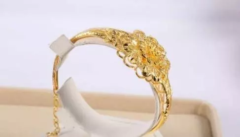 結婚時婆婆送我金手鐲,女兒住院我拿去金行換錢,售貨員捂嘴偷笑