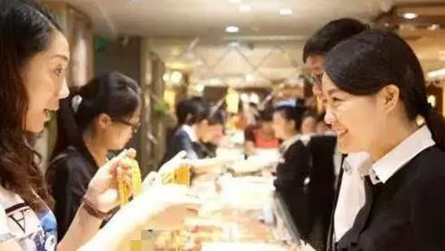 結婚時婆婆送我金手鐲,女兒住院我拿去金行換錢,售貨員捂嘴偷笑