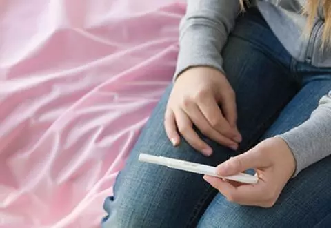 18歲少女懷孕,媽媽再三追問孩子父親是誰,得知真相後蒙了