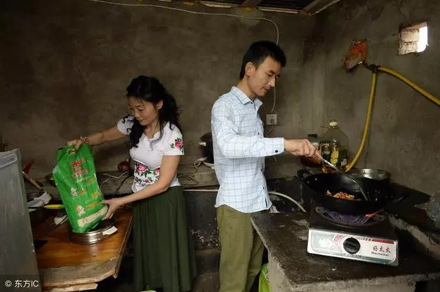 兒子被傳克妻沒人和他結婚,被村民嘲笑,高人說:不克妻晚婚的命