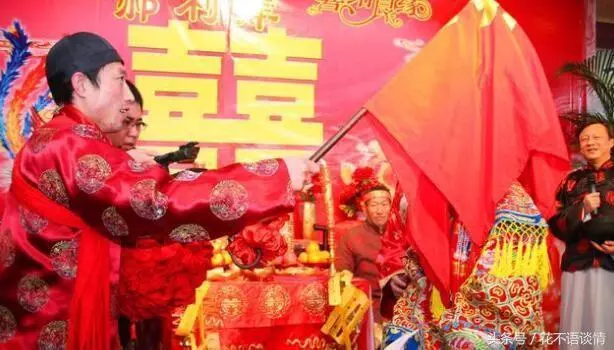 我28歲才結婚,打電話給親媽報喜,電話忘記掛斷聽到對話我哭了