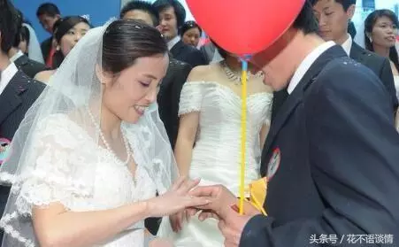 我28歲才結婚,打電話給親媽報喜,電話忘記掛斷聽到對話我哭了