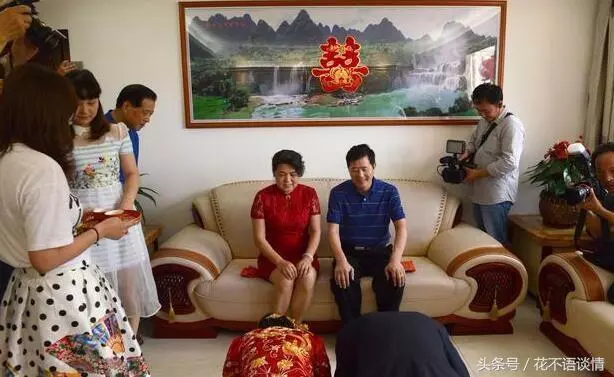 我28歲才結婚,打電話給親媽報喜,電話忘記掛斷聽到對話我哭了