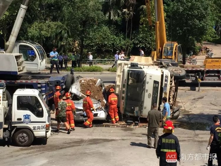 泥頭車失控側翻壓扁麵包車,麵包車司機當場身亡