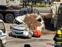 泥頭車失控側翻壓扁麵包車,麵包車司機當場身亡