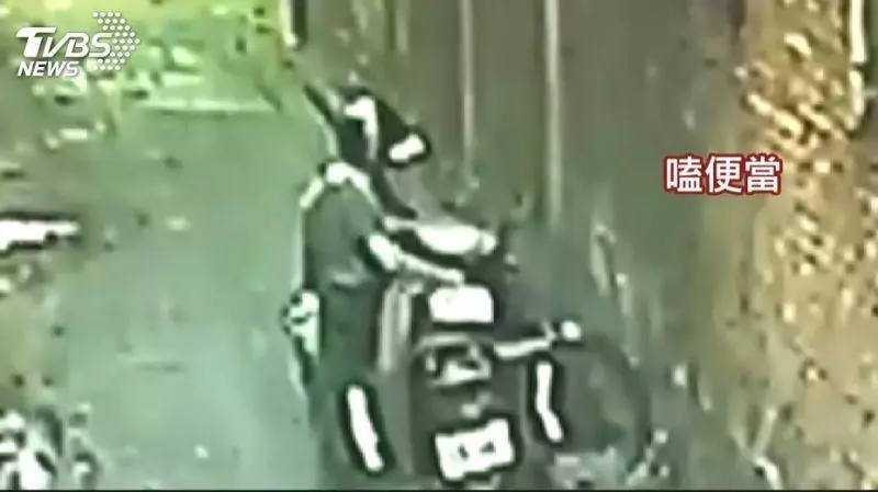 女外送員躲巷偷吃便當 監視器全都錄
