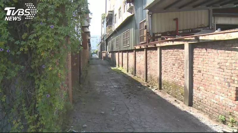 女外送員躲巷偷吃便當 監視器全都錄