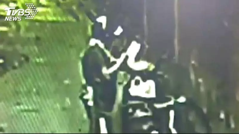 女外送員躲巷偷吃便當 監視器全都錄