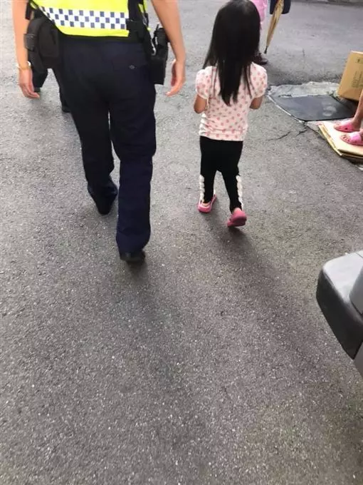 母半夜丟包4歲女!滿腳傷痕疑遭虐 社會局:蚊子叮咬