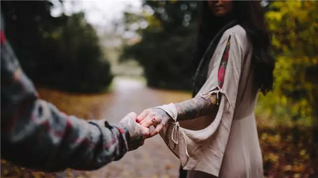 婆婆幫忙打掃衛生,無意看見張紙,撿起來後婆婆勸兒媳離婚