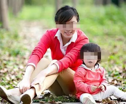 妻子意外去世,五年後女兒指著電視大喊媽媽,丈夫抬頭一看愣了