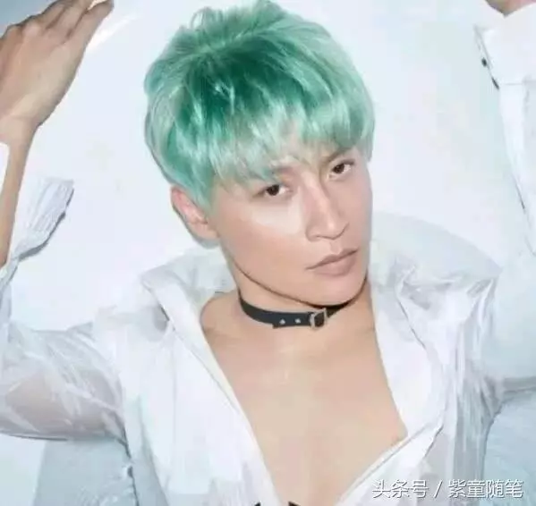 還珠格格20年後,爾泰變妖,五阿哥帥氣,只有他42歲還似24