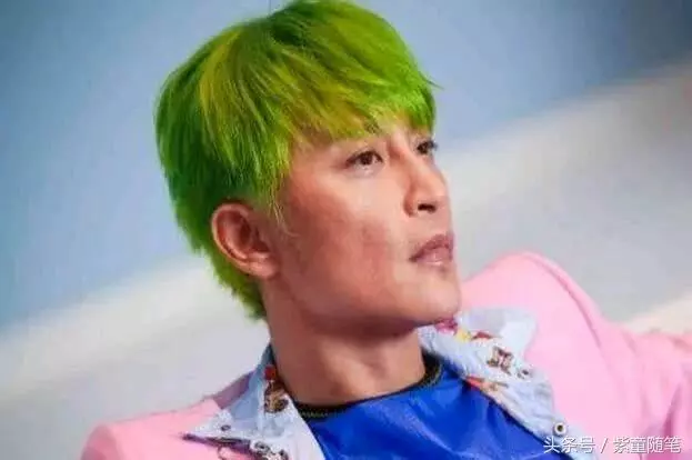 還珠格格20年後,爾泰變妖,五阿哥帥氣,只有他42歲還似24