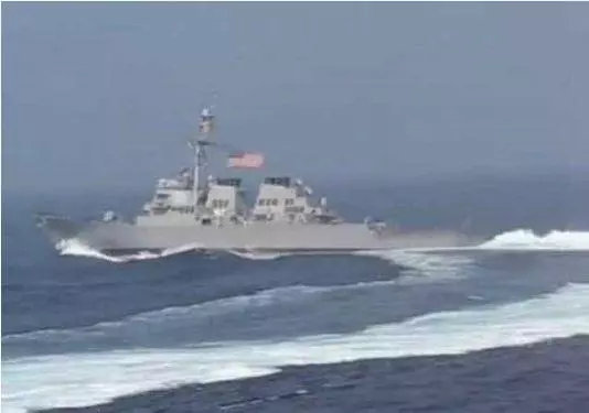 剛被我軍驅離,美艦又被俄羅斯軍隊用飛彈鎖定,立馬掉頭就跑
