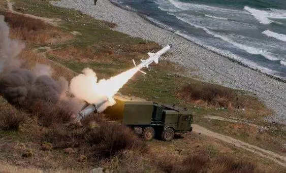 剛被我軍驅離,美艦又被俄羅斯軍隊用飛彈鎖定,立馬掉頭就跑
