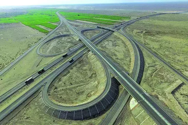 中國「世界之最」高速公路,開車走一趟回來能吹一年牛!