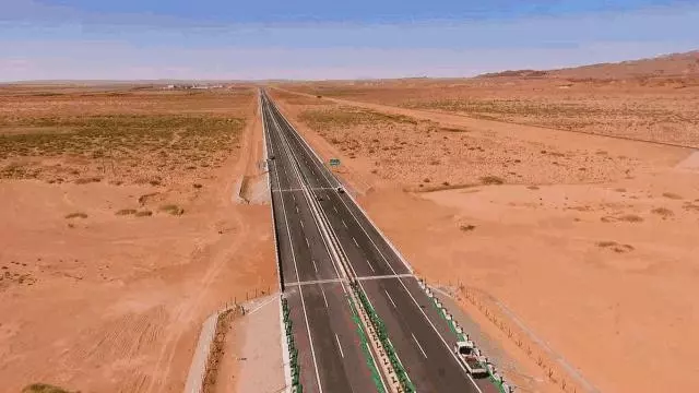 中國「世界之最」高速公路,開車走一趟回來能吹一年牛!