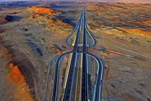 中國「世界之最」高速公路,開車走一趟回來能吹一年牛!