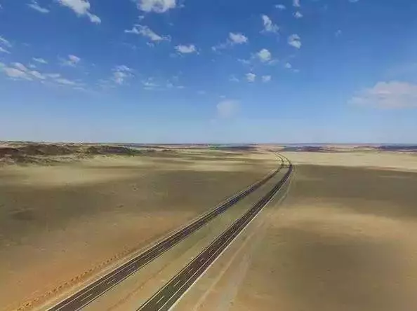中國「世界之最」高速公路,開車走一趟回來能吹一年牛!