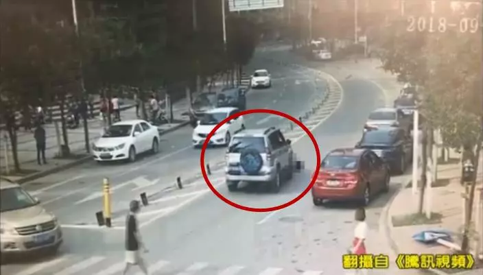 『史上最慢車禍』以為對方會讓路,女子過馬路慘遭休旅車輾,送院不治!網友:這世界怎麼了…