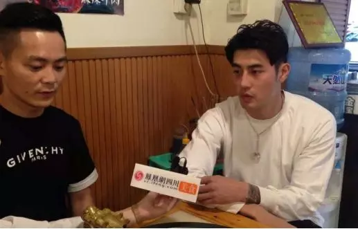 【比韓國Oppa還要帥!】麻辣火鍋店「最帥老闆」一夜爆紅!顧客為了看他竟連吃5天火鍋!