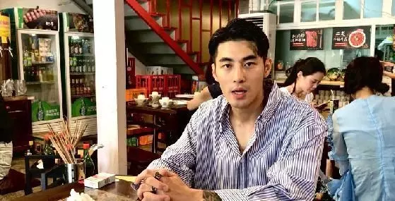 【比韓國Oppa還要帥!】麻辣火鍋店「最帥老闆」一夜爆紅!顧客為了看他竟連吃5天火鍋!