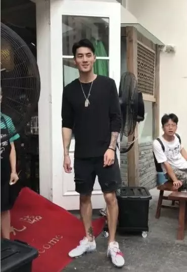 【比韓國Oppa還要帥!】麻辣火鍋店「最帥老闆」一夜爆紅!顧客為了看他竟連吃5天火鍋!