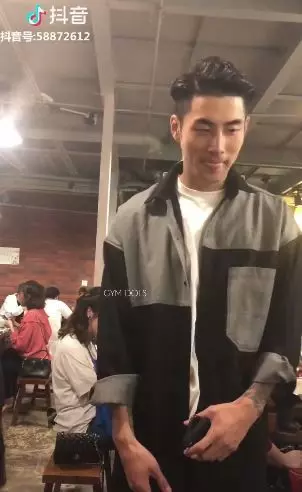 【比韓國Oppa還要帥!】麻辣火鍋店「最帥老闆」一夜爆紅!顧客為了看他竟連吃5天火鍋!