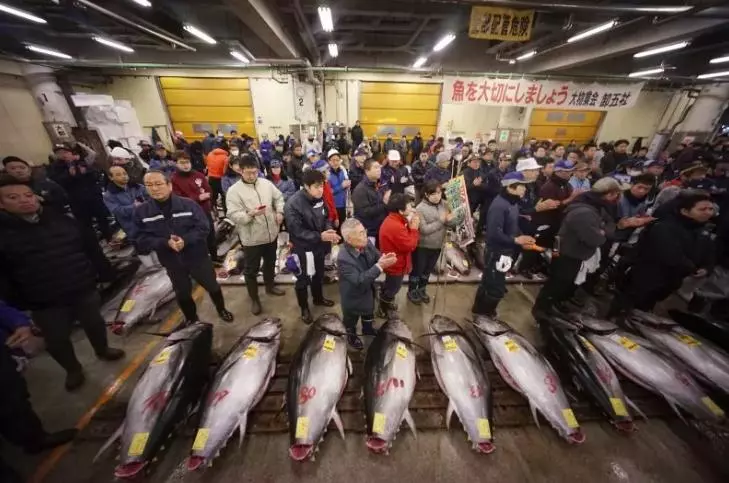 【83年歲月的日本築地市場關閉 】魚販遊客們紛紛不舍
