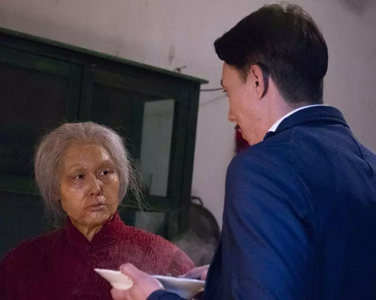 【怎麼老成這樣?!】「凍齡女神」朱茵膚色暗黃、皺紋盡現!網友:這不是我們的紫霞仙子!