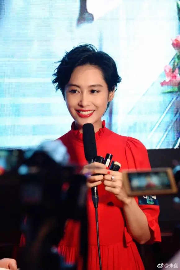 【怎麼老成這樣?!】「凍齡女神」朱茵膚色暗黃、皺紋盡現!網友:這不是我們的紫霞仙子!