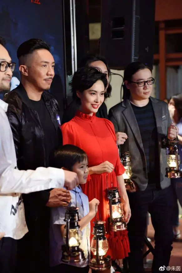 【怎麼老成這樣?!】「凍齡女神」朱茵膚色暗黃、皺紋盡現!網友:這不是我們的紫霞仙子!