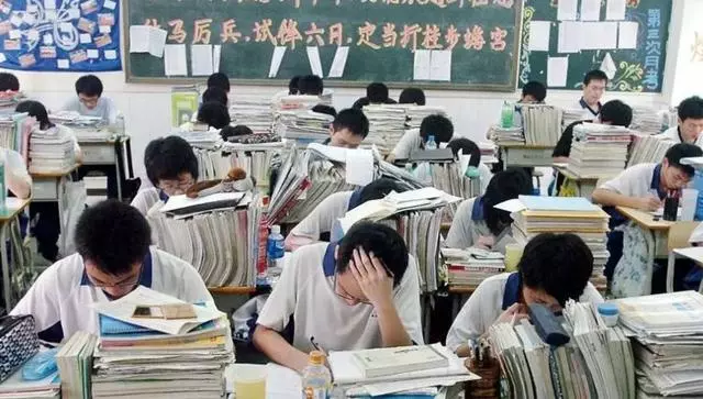 女兒考上大學,親戚視而不見,兩天後突然出現一名男孩,女兒哭了