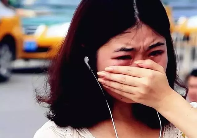 女兒考上大學,親戚視而不見,兩天後突然出現一名男孩,女兒哭了