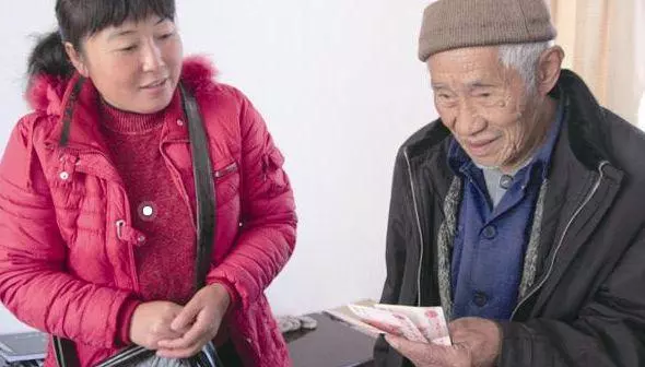 女兒考上大學,親戚視而不見,兩天後突然出現一名男孩,女兒哭了